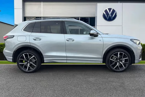 MW25VNG Volkswagen Tiguan 1.5 TSI 272 eHybrid R-Line 5dr DSG **MATRIX LIGHTS, INFO PACK PLUS, DRIVER Thumbnail #4