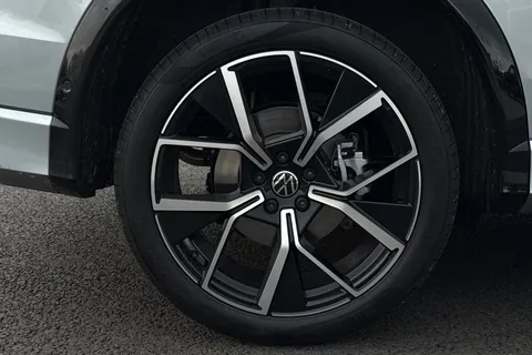 MW25VNG Volkswagen Tiguan 1.5 TSI 272 eHybrid R-Line 5dr DSG **MATRIX LIGHTS, INFO PACK PLUS, DRIVER Thumbnail #10