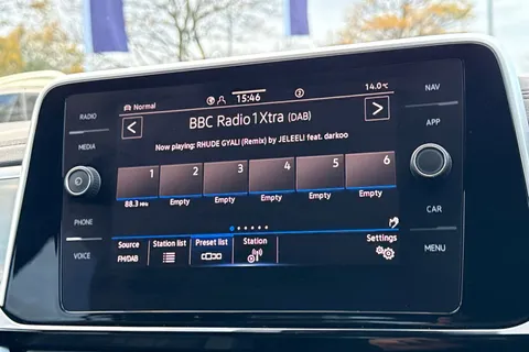 DE25KFT Volkswagen T-Roc 1.5 TSI R-Line 5dr DSG | Heated Seats | ACC Thumbnail #29