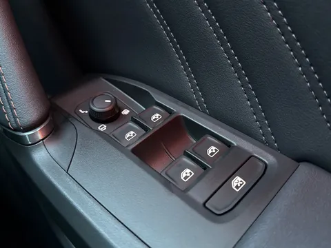 CUPRA Leon 1.5 eTSI Shadow Edition DSG Euro 6 (s/s) 5dr Thumbnail #17