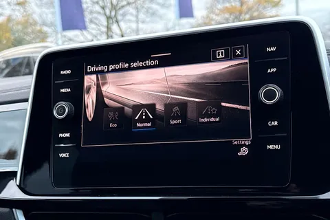 KT74OVM Volkswagen T-Roc 2.0 TDI 150 EVO R-Line 5dr DSG | Rear Camera | Heated Seats Thumbnail #33