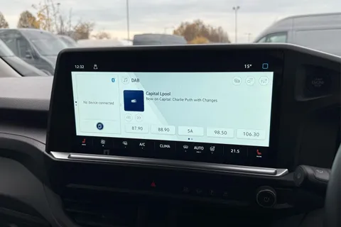 DE25PZP Volkswagen Transporter 100kW 65kWh Commerce Pro Van Auto Thumbnail #46