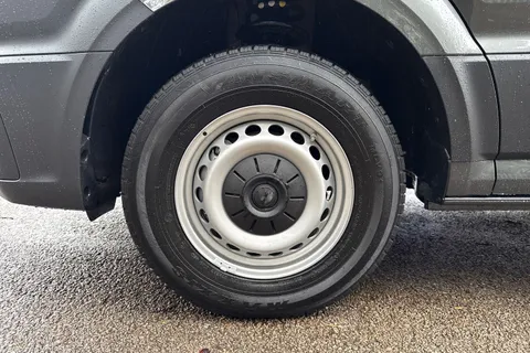 PE75ZFJ Volkswagen Crafter CR35 Panel van Commerce MWB 140 PS 2.0 TDI 8sp Automatic FWD Thumbnail #13