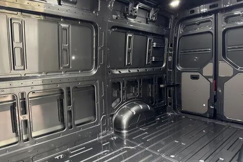 PE75ZFJ Volkswagen Crafter CR35 Panel van Commerce MWB 140 PS 2.0 TDI 8sp Automatic FWD Thumbnail #19