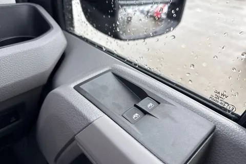 PE75ZFJ Volkswagen Crafter CR35 Panel van Commerce MWB 140 PS 2.0 TDI 8sp Automatic FWD Thumbnail #21