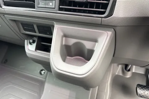 PE75ZFJ Volkswagen Crafter CR35 Panel van Commerce MWB 140 PS 2.0 TDI 8sp Automatic FWD Thumbnail #27