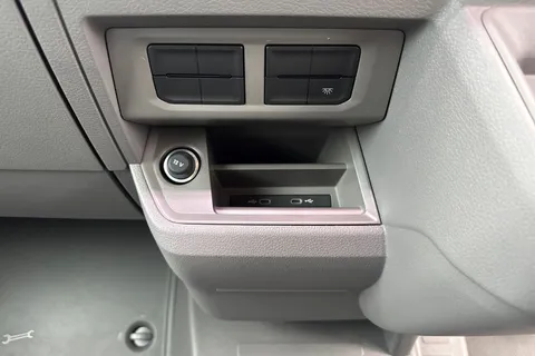 PE75ZFJ Volkswagen Crafter CR35 Panel van Commerce MWB 140 PS 2.0 TDI 8sp Automatic FWD Thumbnail #28