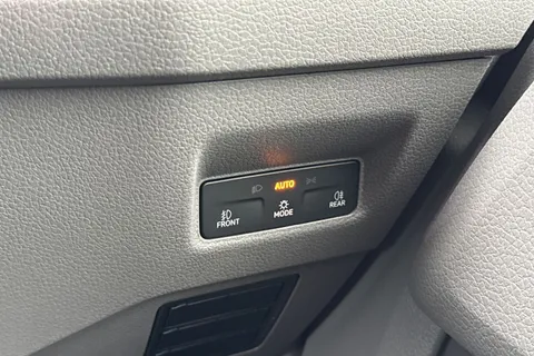 PE75ZFJ Volkswagen Crafter CR35 Panel van Commerce MWB 140 PS 2.0 TDI 8sp Automatic FWD Thumbnail #29