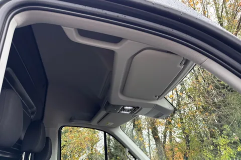 PE75ZFJ Volkswagen Crafter CR35 Panel van Commerce MWB 140 PS 2.0 TDI 8sp Automatic FWD Thumbnail #37