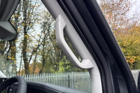 PE75ZFJ Volkswagen Crafter CR35 Panel van Commerce MWB 140 PS 2.0 TDI 8sp Automatic FWD Thumbnail #38