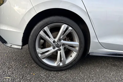 12 of 46 for Volkswagen Golf 1.5 TSI R-Line Euro 6 (s/s) 5dr