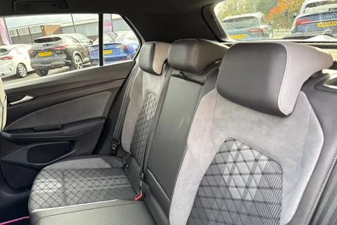 19 of 46 for Volkswagen Golf 1.5 TSI R-Line Euro 6 (s/s) 5dr