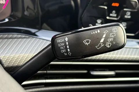 29 of 46 for Volkswagen Golf 1.5 TSI R-Line Euro 6 (s/s) 5dr