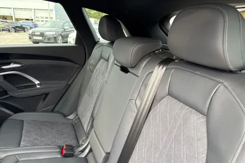 DA75NKZ Audi Q5 SUV Edition 1 TDI quattro 204 PS S tronic Thumbnail #19