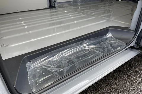 BG75LRL Volkswagen Transporter 2.0 TDI 170PS Commerce Pro Van Auto-Tailgate Thumbnail #33