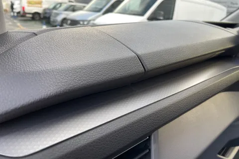 BG75LRL Volkswagen Transporter 2.0 TDI 170PS Commerce Pro Van Auto-Tailgate Thumbnail #39