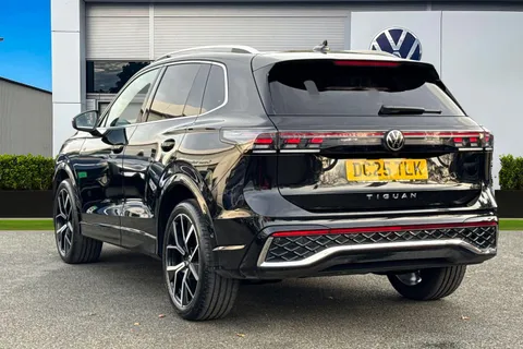 DC25TLK Volkswagen Tiguan 2.0 TDI R-Line 5dr DSG | Electric Tailgate | Heated Seats | Rear View Camer Thumbnail #3