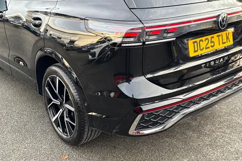 DC25TLK Volkswagen Tiguan 2.0 TDI R-Line 5dr DSG | Electric Tailgate | Heated Seats | Rear View Camer Thumbnail #9
