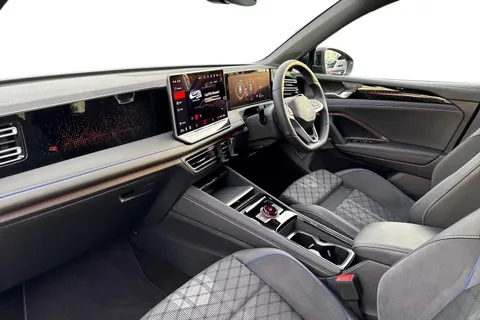 DC25TLK Volkswagen Tiguan 2.0 TDI R-Line 5dr DSG | Electric Tailgate | Heated Seats | Rear View Camer Thumbnail #16