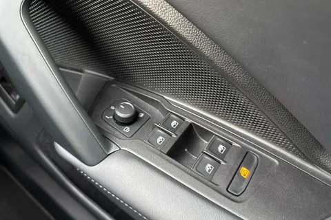 DC25TLK Volkswagen Tiguan 2.0 TDI R-Line 5dr DSG | Electric Tailgate | Heated Seats | Rear View Camer Thumbnail #26