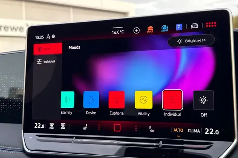 DC25TLK Volkswagen Tiguan 2.0 TDI R-Line 5dr DSG | Electric Tailgate | Heated Seats | Rear View Camer Thumbnail #35