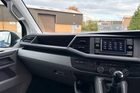 CX74LMO Volkswagen Transporter 2.0 TDI 150 Highline Kombi Van Thumbnail #20