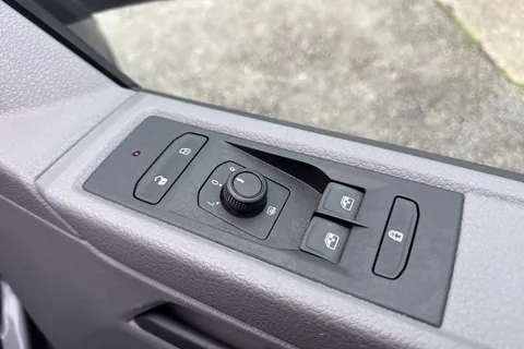 YS22ESY Volkswagen Transporter Shuttle 2.0 TDI 110PS S Minibus Thumbnail #21