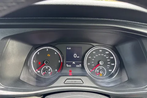 CX74LMO Volkswagen Transporter 2.0 TDI 150 Highline Kombi Van Thumbnail #31