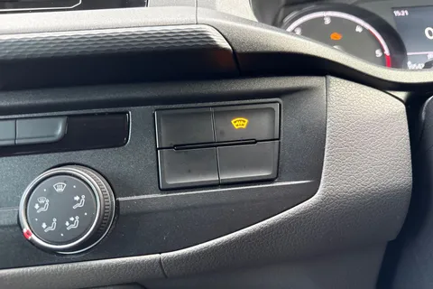 CX74LMO Volkswagen Transporter 2.0 TDI 150 Highline Kombi Van Thumbnail #42