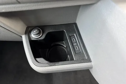 CX74LMO Volkswagen Transporter 2.0 TDI 150 Highline Kombi Van Thumbnail #43