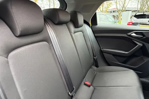 19 of 66 for Audi A1 Technik 25 TFSI 95 PS 5-speed