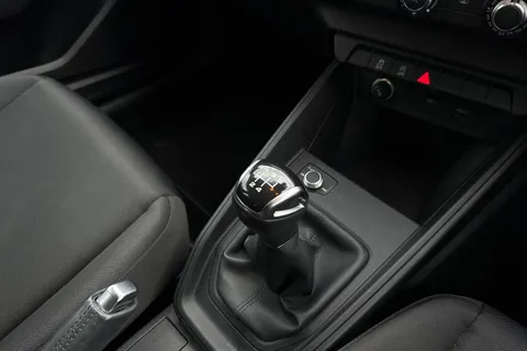 23 of 66 for Audi A1 Technik 25 TFSI 95 PS 5-speed