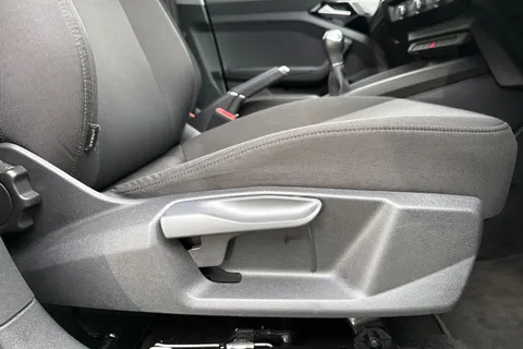 43 of 66 for Audi A1 Technik 25 TFSI 95 PS 5-speed