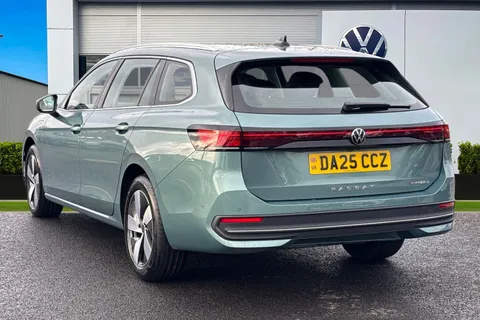 DA25CCZ Volkswagen Passat 1.5 TSI eHybrid Life 5dr DSG **PAN ROOF** Thumbnail #3