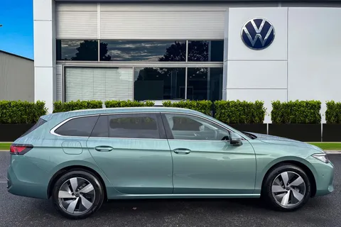 KY25DBV Volkswagen Passat 1.5 TSI eHybrid Life 5dr DSG **INFO PACK + DRIVER ASSIST PACK** Thumbnail #4