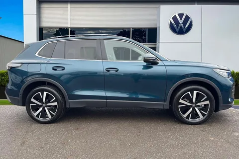 DC25PYP Volkswagen Tiguan 1.5 TSI eHybrid 204PS Elegance 5dr DSG ⭐Sunroof, Towbar, Keyless ⭐ Thumbnail #4