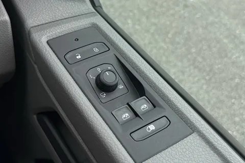 DG74CXY Volkswagen Transporter 2.0 TDI 110 Highline Van Thumbnail #40