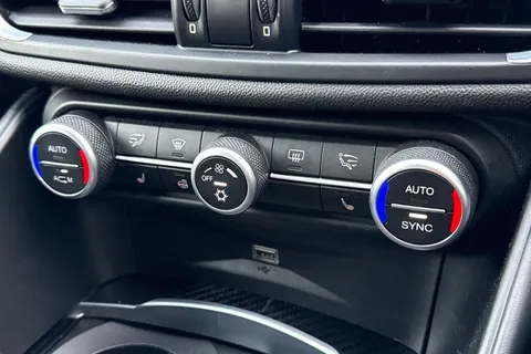 DW17BXZ Alfa Romeo Giulia 2.9 V6 Bi-Turbo Quadrifoglio Auto Euro 6 (s/s) 4dr Thumbnail #23