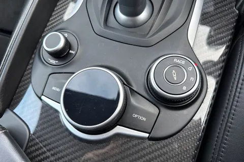 DW17BXZ Alfa Romeo Giulia 2.9 V6 Bi-Turbo Quadrifoglio Auto Euro 6 (s/s) 4dr Thumbnail #44