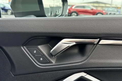  Audi Q3 2.0 TDI 40 S line S Tronic quattro Euro 6 (s/s) 5dr Thumbnail #18