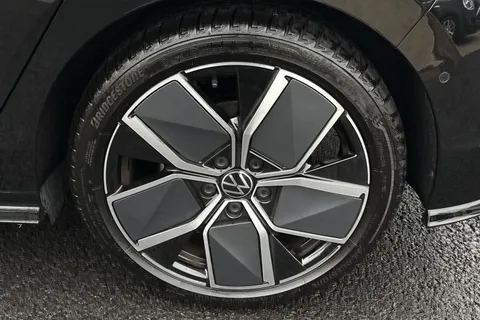 ML25ZFY Volkswagen Golf 1.5 eTSI 150 Black Edition 5dr DSG **AREA VIEW, PARK ASSIST** Thumbnail #8