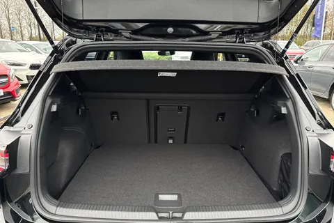ML25ZFY Volkswagen Golf 1.5 eTSI 150 Black Edition 5dr DSG **AREA VIEW, PARK ASSIST** Thumbnail #11