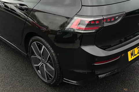 ML25ZFY Volkswagen Golf 1.5 eTSI 150 Black Edition 5dr DSG **AREA VIEW, PARK ASSIST** Thumbnail #17