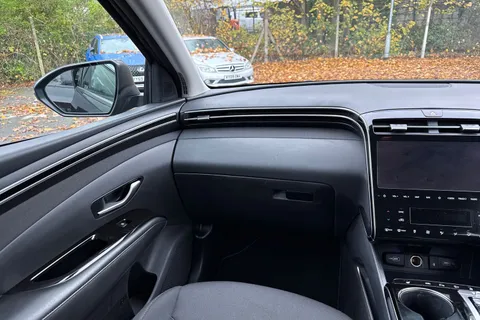 DU71YHW Hyundai Tucson 1.6 h T-GDi Premium Auto Euro 6 (s/s) 5dr Thumbnail #16