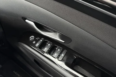 DU71YHW Hyundai Tucson 1.6 h T-GDi Premium Auto Euro 6 (s/s) 5dr Thumbnail #19