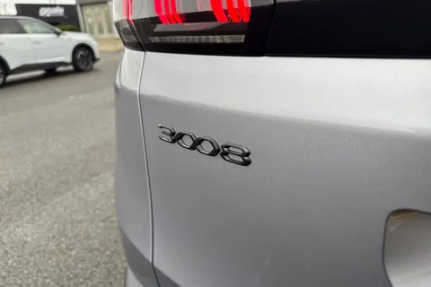 32 of 66 for PEUGEOT 3008 1.6 13.2kWh GT e-EAT Euro 6 (s/s) 5dr