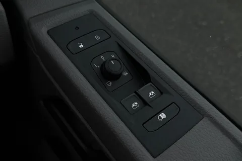 DG74EWZ Volkswagen Transporter 2.0 TDI 110 Highline Van Thumbnail #45