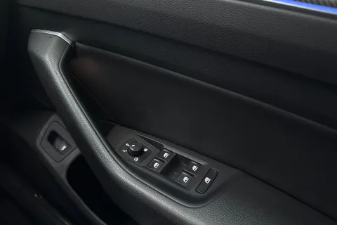 18 of 47 for Volkswagen Arteon 2.0 TSI R-Line Fastback DSG Euro 6 (s/s) 5dr