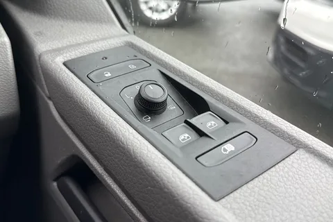 DE74AZP Volkswagen Transporter 2.0 TDI 110 Highline Van Thumbnail #39