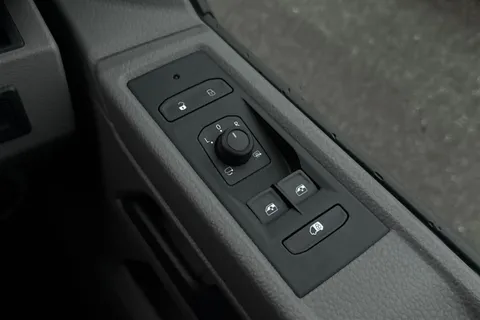 DG74CXV Volkswagen Transporter 2.0 TDI 150 Highline Van DSG Thumbnail #46